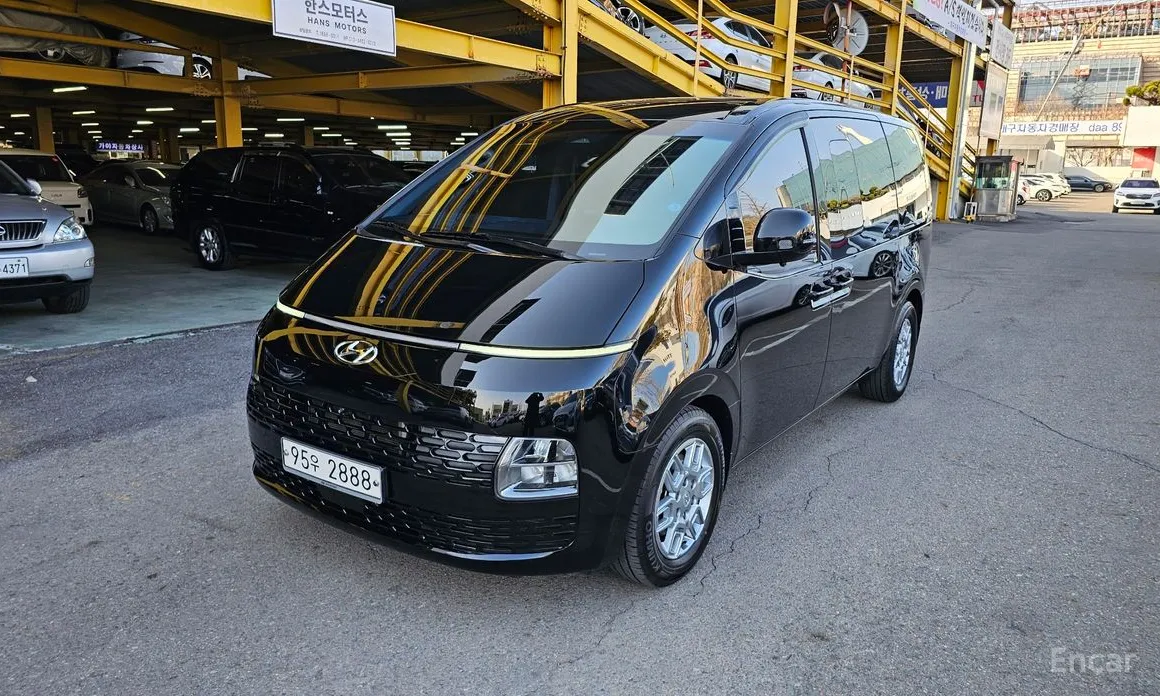 Фото 1 - Hyundai Staria