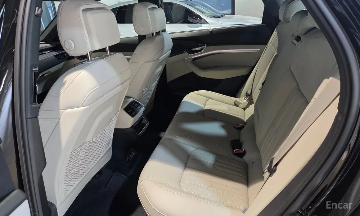 Фото 6 - Audi Q8 e-tron