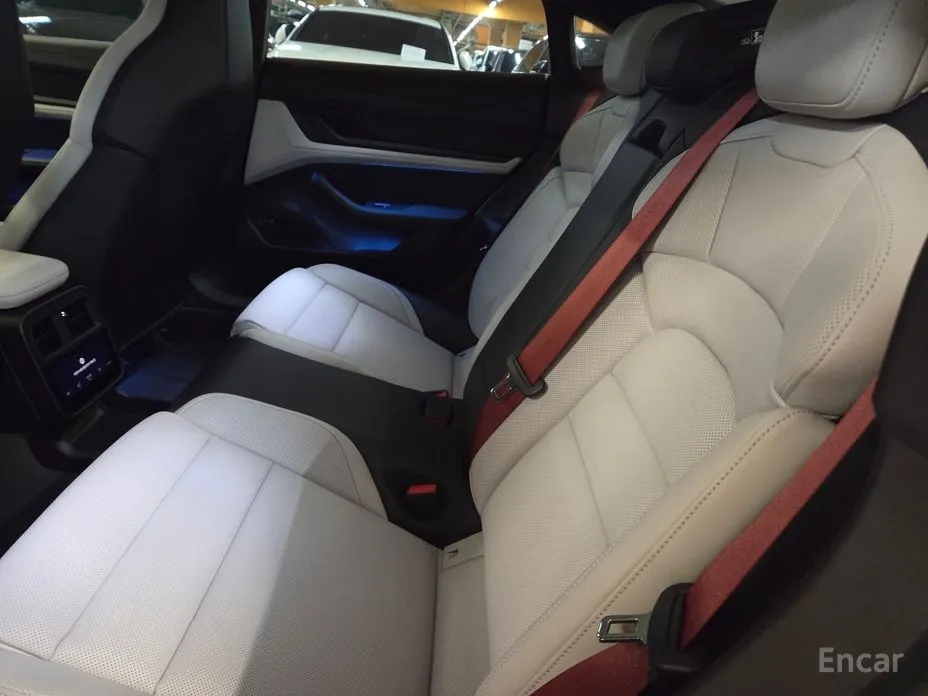 Фото 11 - Porsche Taycan