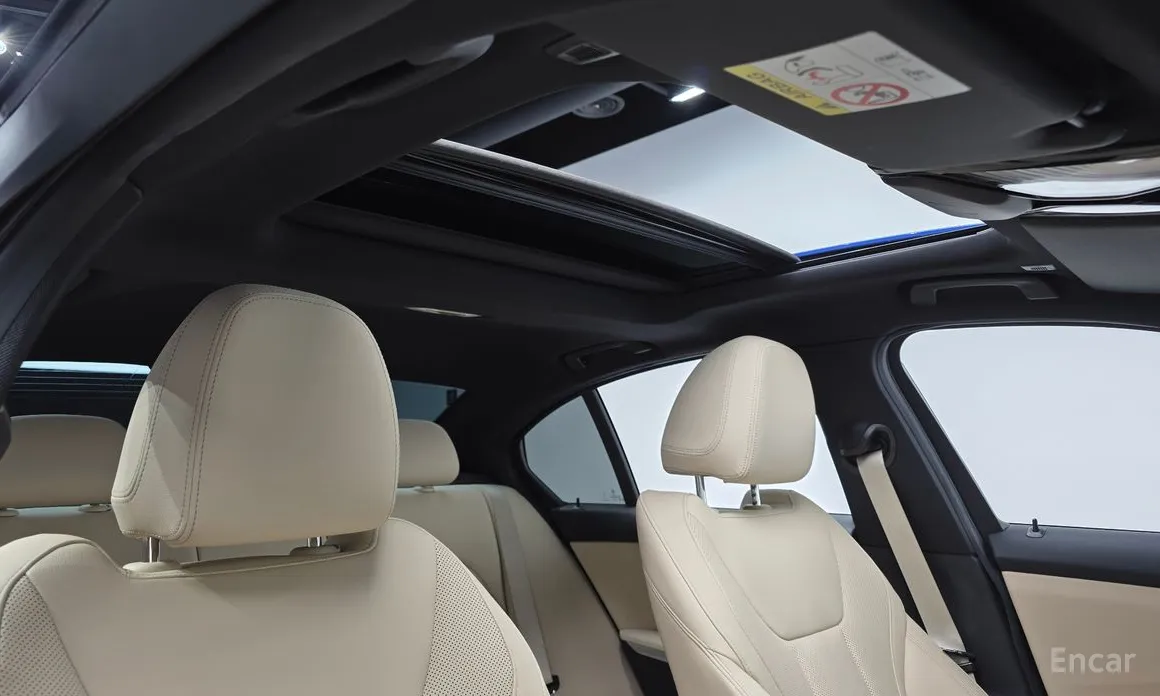 Photo 16 - BMW 3 Series