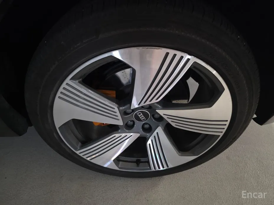 Фото 14 - Audi e-tron