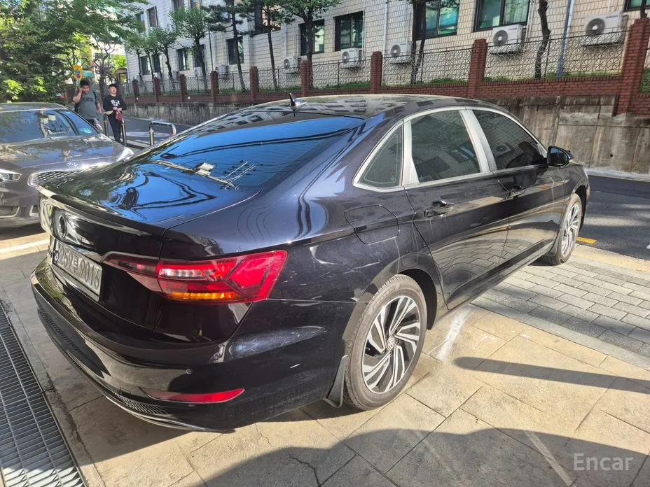 Photo 2 - Volkswagen Jetta