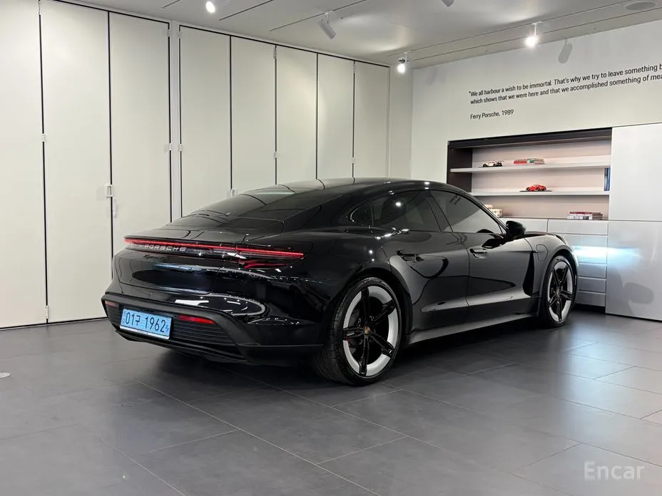 Фото 2 - Porsche Taycan