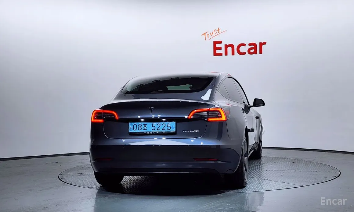 Фото 4 - Tesla Model 3