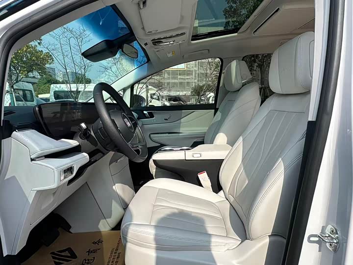 Фото 8 - Buick GL8 Hybrid