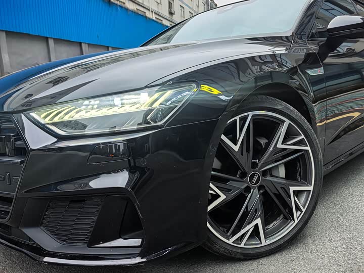 Фото 2 - Audi A7L