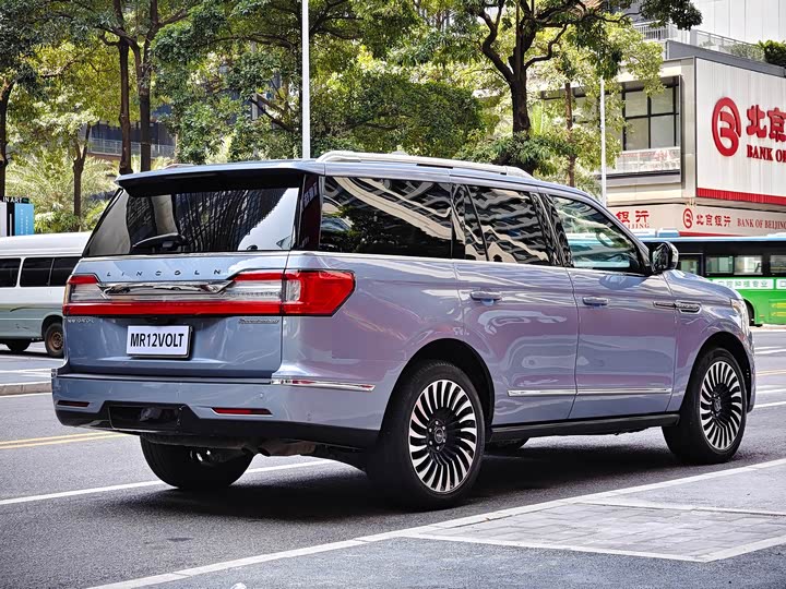 Photo 4 - Lincoln Navigator