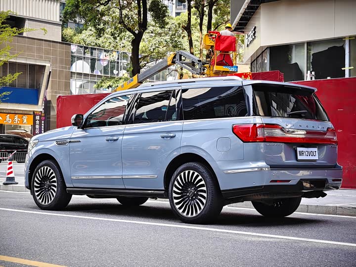 Photo 6 - Lincoln Navigator