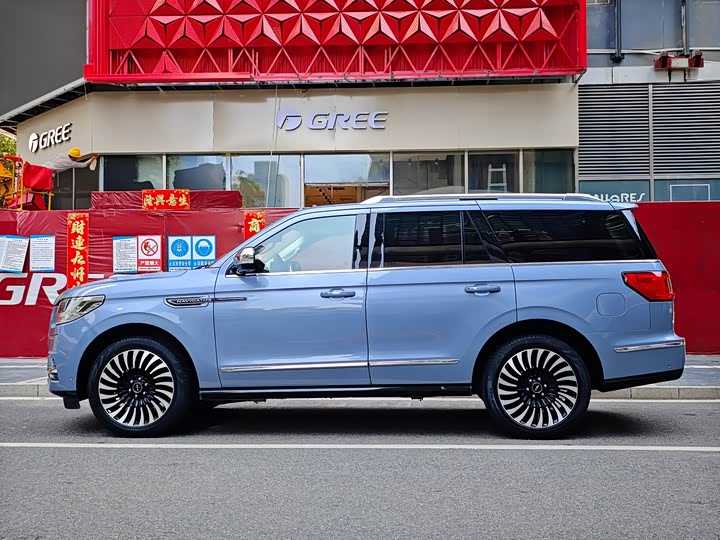 Photo 7 - Lincoln Navigator