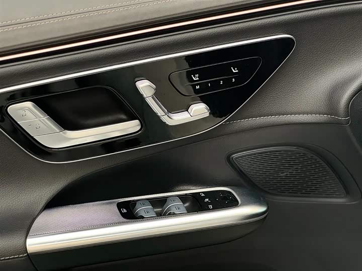 Photo 8 - Mercedes-Benz EQE SUV