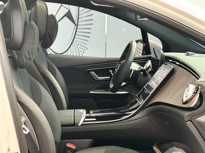 Photo 9 - Mercedes-Benz EQE SUV