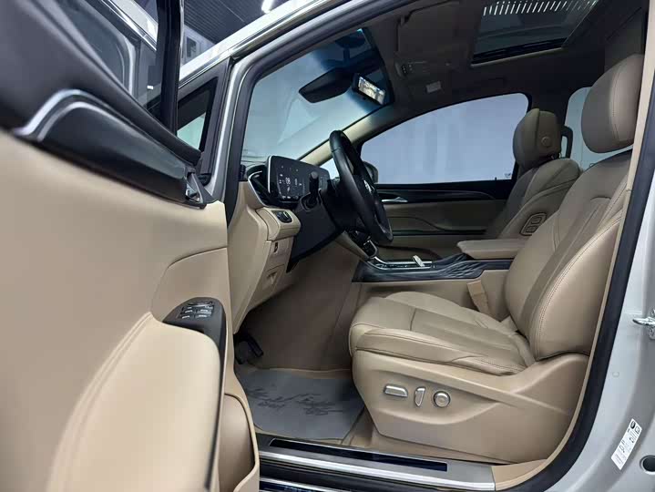 Photo 4 - Buick GL8 ES