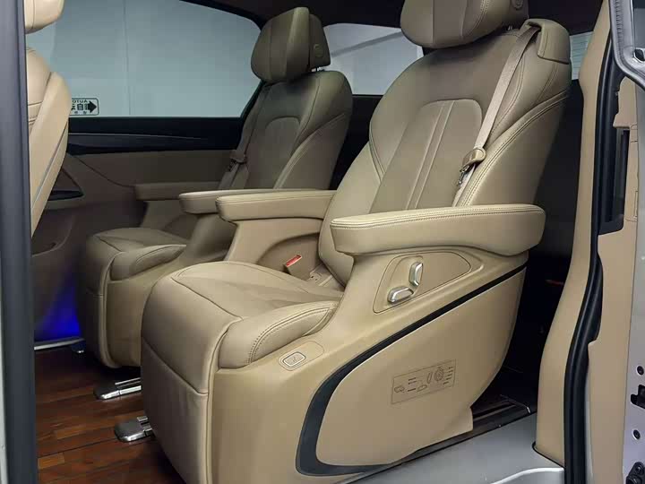 Photo 6 - Buick GL8 ES