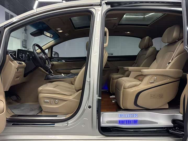 Photo 7 - Buick GL8 ES