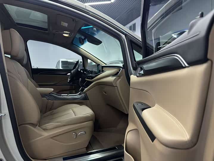 Photo 8 - Buick GL8 ES