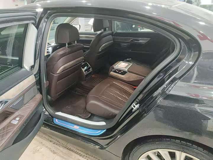 Photo 3 - BMW 7 Series