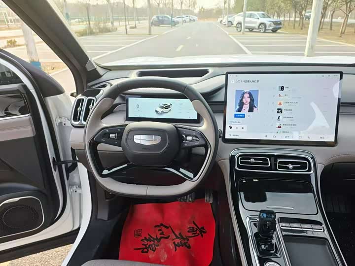 Фото 7 - Geely Atlas L