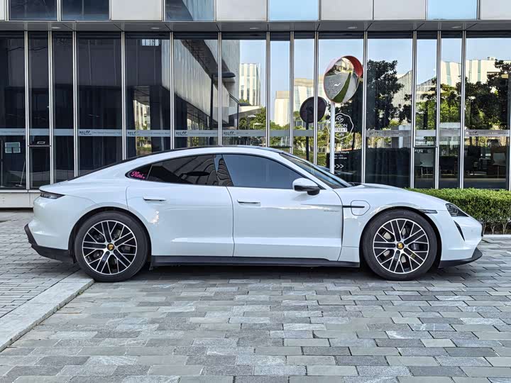 Photo 5 - Porsche Taycan