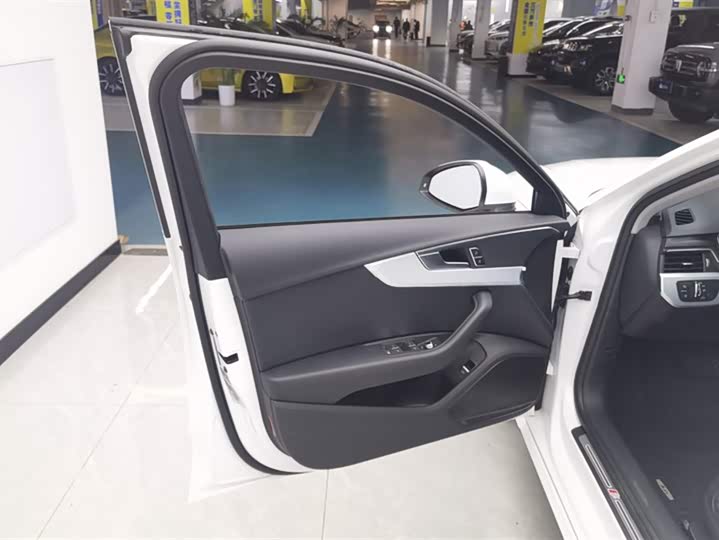 Фото 7 - Audi A4L