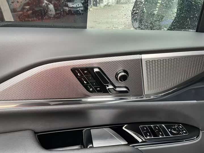 Фото 9 - Cadillac XT5