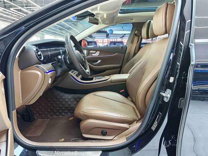 Фото 4 - Mercedes-Benz E-Class