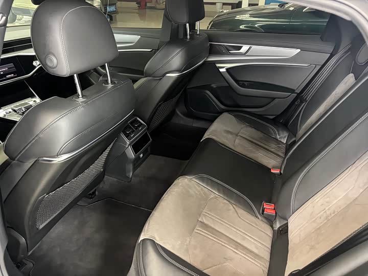 Фото 9 - Audi A6L