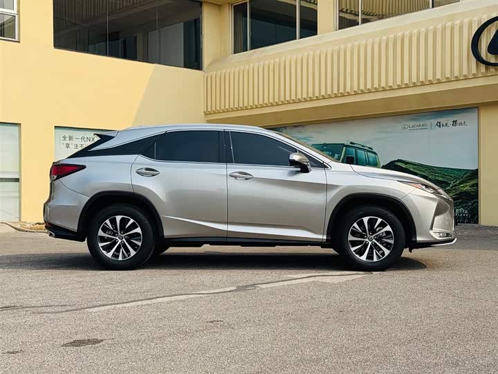 Фото 8 - Lexus RX