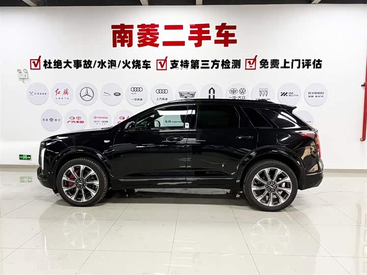 Photo 4 - Cadillac XT5