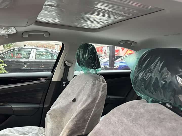 Фото 9 - Volkswagen Passat Hybrid