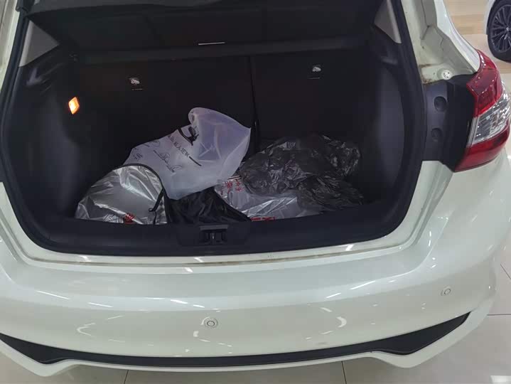 Photo 4 - Nissan Tiida