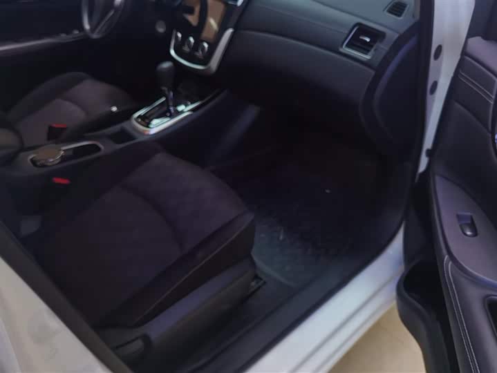 Photo 8 - Nissan Tiida