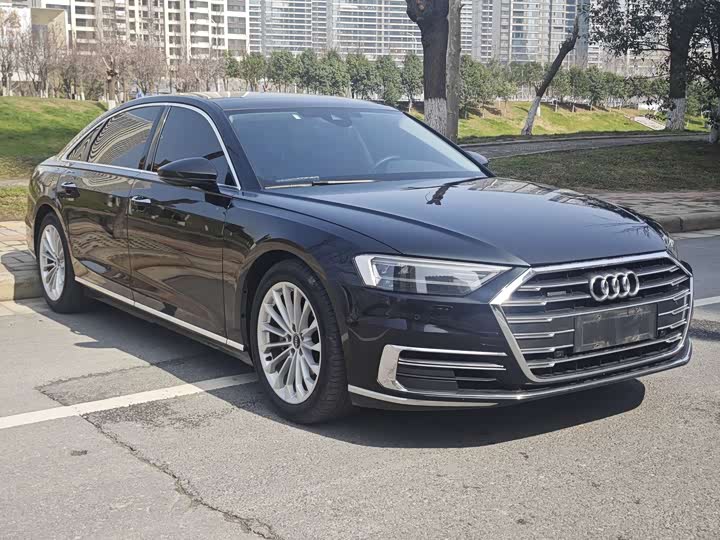 Фото 3 - Audi A8