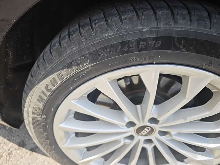 Фото 8 - Audi A8