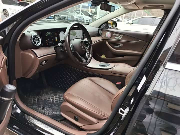 Фото 4 - Mercedes-Benz E-Class