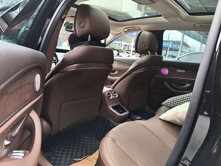 Фото 5 - Mercedes-Benz E-Class