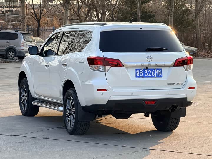 Photo 4 - Nissan Terra