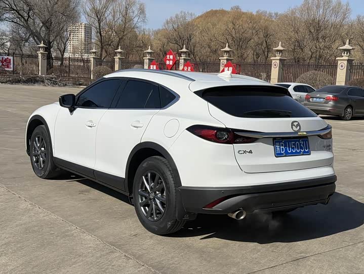 Photo 6 - Mazda CX-4