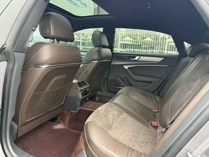 Фото 6 - Audi A7L