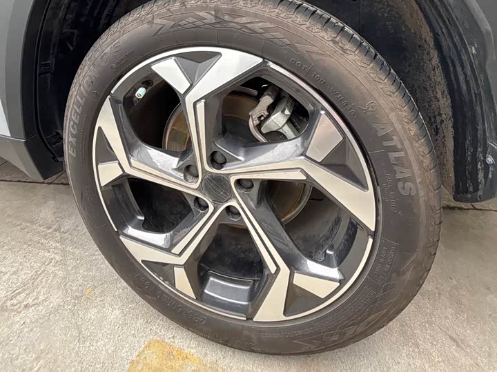 Фото 7 - Geely Atlas L