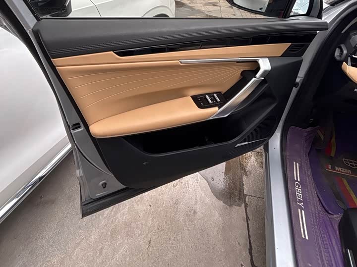 Фото 8 - Geely Atlas L