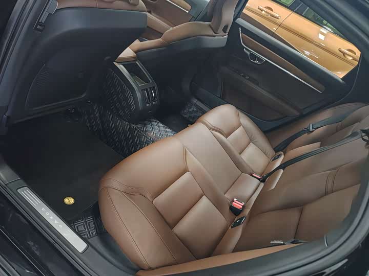 Фото 8 - Volvo S90