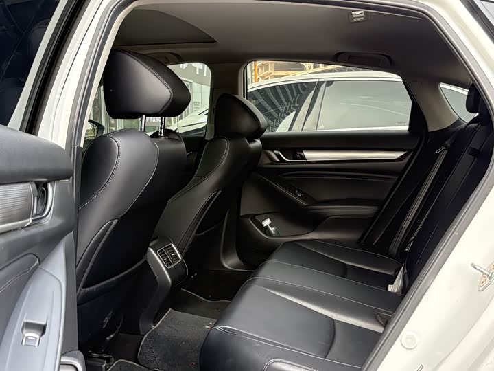 Фото 8 - Honda Accord