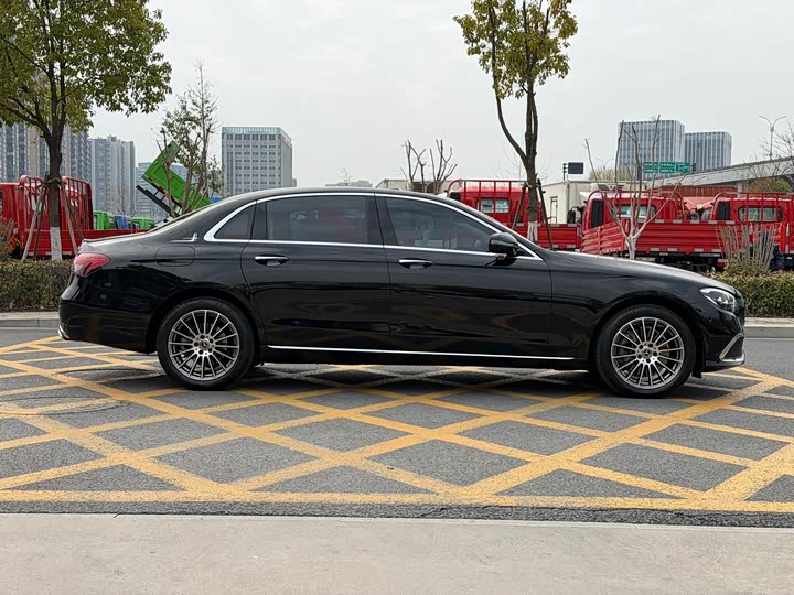 Фото 4 - Mercedes-Benz E-Class