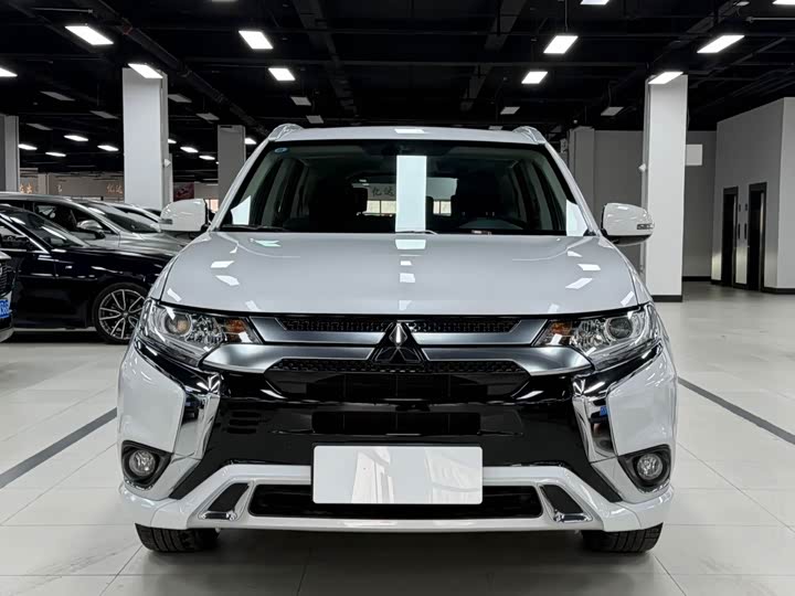 Фото 2 - Mitsubishi Outlander