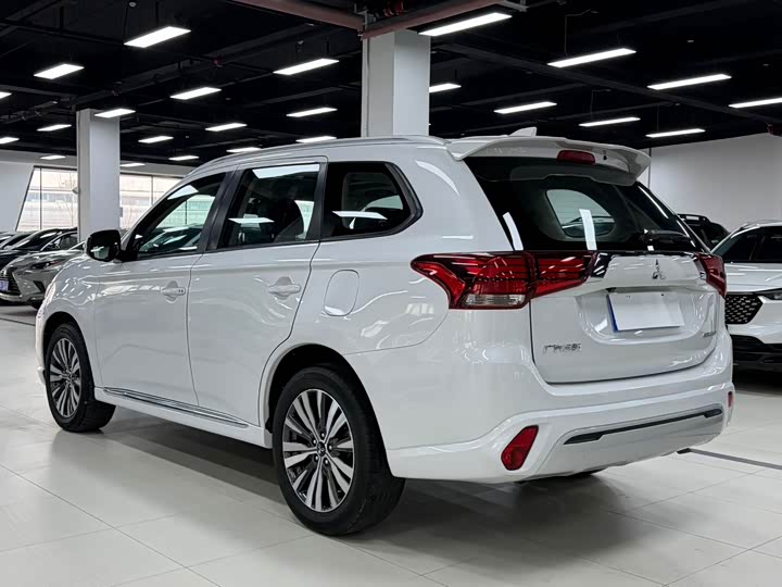 Фото 7 - Mitsubishi Outlander