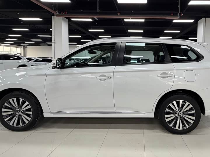 Фото 8 - Mitsubishi Outlander