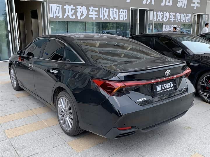 Photo 7 - Toyota Avalon