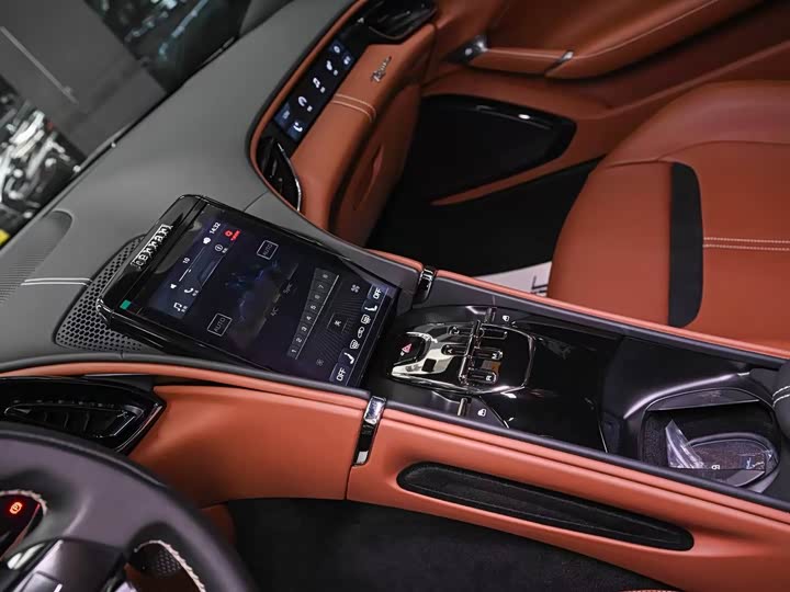 Фото 2 - Ferrari Roma