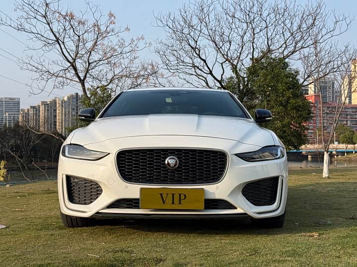 Фото 2 - Jaguar XE L