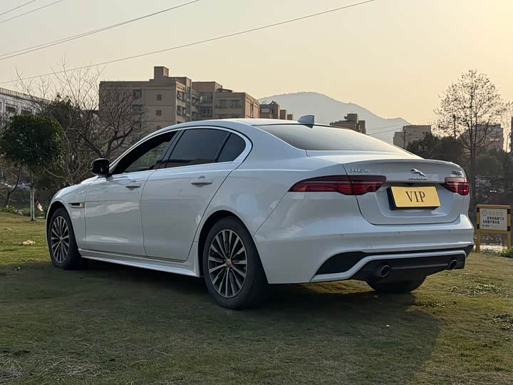 Фото 6 - Jaguar XE L